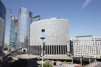 La Défense. Paris. The major business district for the city of Paris. Skyscrapers. Contemporary architecture - Paris - Images and pics of travels and trips. France.