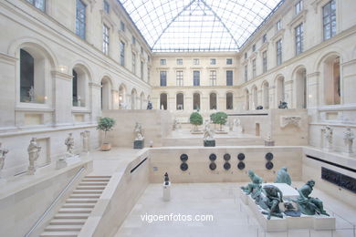Louvre Museum Galleries - Musée du Louvre - Paris - Images and pics of travels and trips..