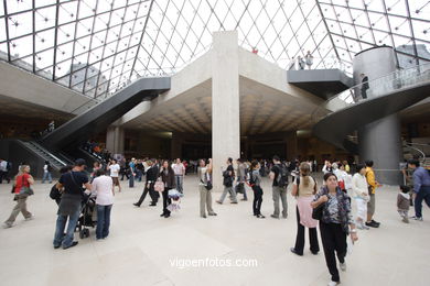 Louvre Museum Galleries - Musée du Louvre - Paris - Images and pics of travels and trips..