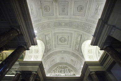 Louvre Museum Galleries - Musée du Louvre - Paris - Images and pics of travels and trips..