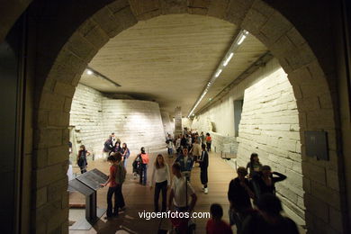 Louvre Museum Galleries - Musée du Louvre - Paris - Images and pics of travels and trips..