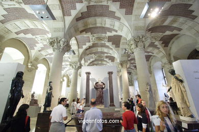 Louvre Museum Galleries - Musée du Louvre - Paris - Images and pics of travels and trips..