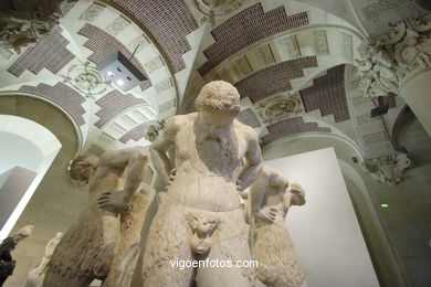 Louvre Museum Galleries (Photos).