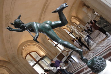 Louvre Museum Galleries - Musée du Louvre - Paris - Images and pics of travels and trips..