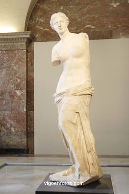 Louvre Museum Galleries (Photos). 