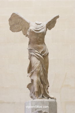 WINGED VICTORY OF SAMOTHRACE - LOUVRE - PARIS, FRANCE - MUSEUM - MUSEE - IMAGES - PICS & TRAVELS - INFO