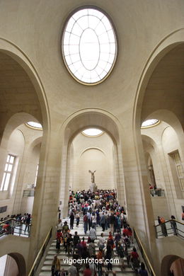 Winged Victory of Samothrace . Louvre Museum - Musée du Louvre - Paris - Images and pics of travels and trips..
