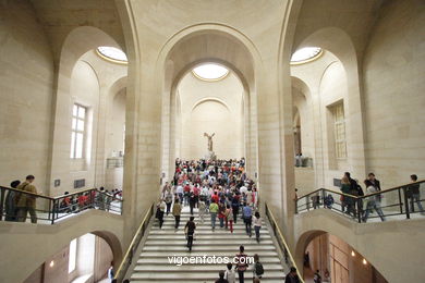 Winged Victory of Samothrace . Louvre Museum - Musée du Louvre - Paris - Images and pics of travels and trips..