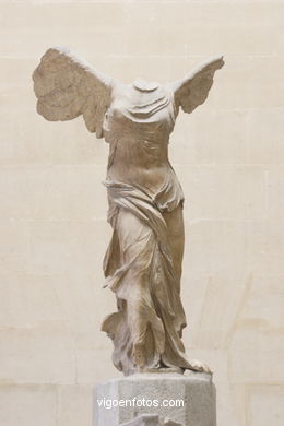 Winged Victory of Samothrace . Louvre Museum - Musée du Louvre - Paris - Images and pics of travels and trips..