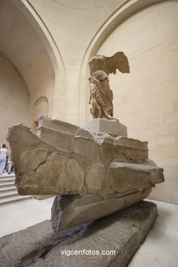 Winged Victory of Samothrace . Louvre Museum - Musée du Louvre - Paris - Images and pics of travels and trips..