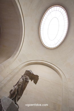 Winged Victory of Samothrace . Louvre Museum - Musée du Louvre - Paris - Images and pics of travels and trips..