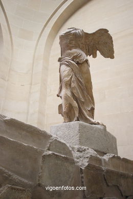 Winged Victory of Samothrace . Louvre Museum - Musée du Louvre - Paris - Images and pics of travels and trips..