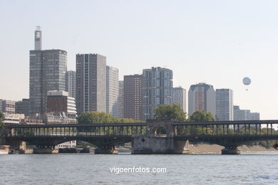 River Seine (Paris - France). Seine tours -Paris - Images and pics of travels and trips. France. 