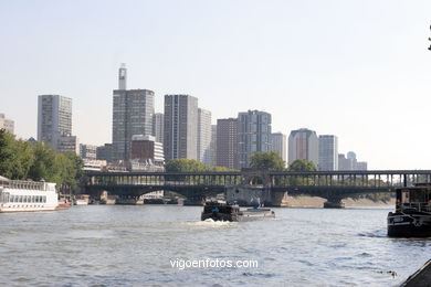 River Seine (Paris - France). Seine tours -Paris - Images and pics of travels and trips. France. 