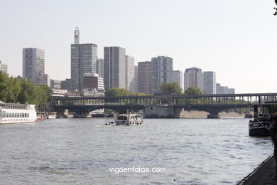 River Seine (Paris - France). Seine tours -Paris - Images and pics of travels and trips. France. 