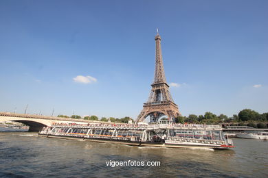 River Seine (Paris - France). Seine tours -Paris - Images and pics of travels and trips. France. 