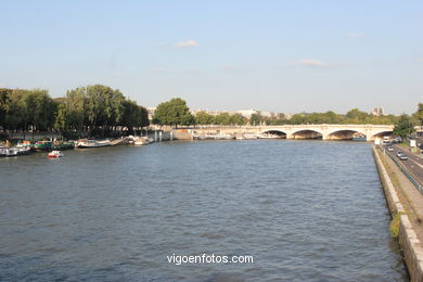 River Seine (Paris - France). Seine tours -Paris - Images and pics of travels and trips. France. 