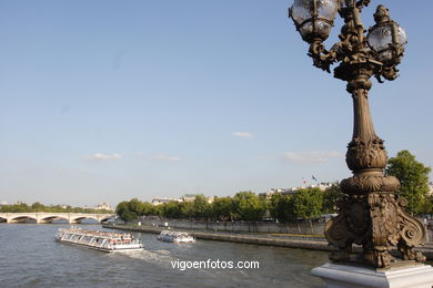River Seine (Paris - France). Seine tours -Paris - Images and pics of travels and trips. France. 