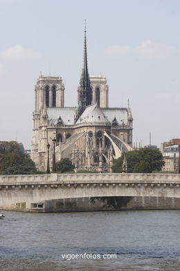 River Seine (Paris - France). Seine tours -Paris - Images and pics of travels and trips. France. 