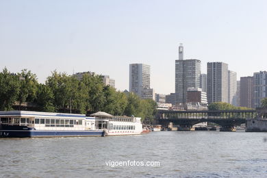 River Seine Cruise (Paris - France). Seine tours - Paris - Images and pics of travels and trips. France.