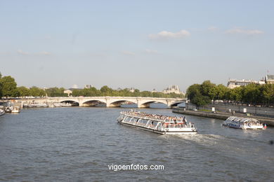 River Seine Cruise (Paris - France). Seine tours - Paris - Images and pics of travels and trips. France.