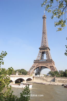 Torre Eiffel - Tour Eiffel - París - Diseñada por el ingeniero francés Gustave Eiffel con ocasión de la Exposición universal de 1889 en París..