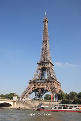 Torre Eiffel - Tour Eiffel - París - Diseñada por el ingeniero francés Gustave Eiffel con ocasión de la Exposición universal de 1889 en París..