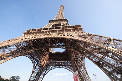 Torre Eiffel - Tour Eiffel - Par�s - Dise�ada por el ingeniero franc�s Gustave Eiffel con ocasi�n de la Exposici�n universal de 1889 en Par�s.. 