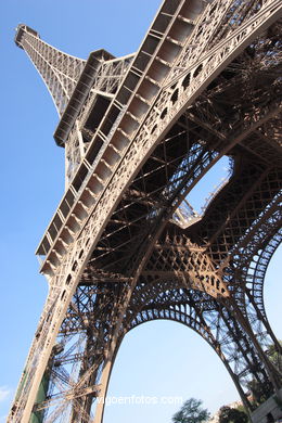 Torre Eiffel - Tour Eiffel - París - Diseñada por el ingeniero francés Gustave Eiffel con ocasión de la Exposición universal de 1889 en París..
