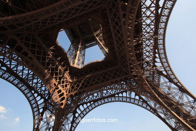 Torre Eiffel - Tour Eiffel - Par�s - Dise�ada por el ingeniero franc�s Gustave Eiffel con ocasi�n de la Exposici�n universal de 1889 en Par�s.. 