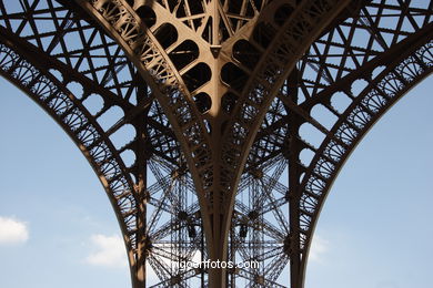 Torre Eiffel - Tour Eiffel - París - Diseñada por el ingeniero francés Gustave Eiffel con ocasión de la Exposición universal de 1889 en París..