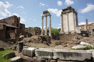Templo de Castor y Plux (484 a.C.). 