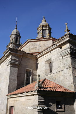 Iglesia de San Benito y Cruceiros. 
