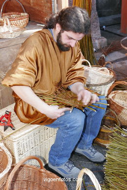 TALLERES DE ARTESANOS. FIESTA DE LA ARRIBADA - BAIONA