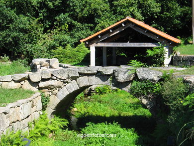 PUENTE MEDIEVAL SOBRE EL RÍO ORXAS DE ALDAN