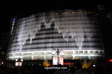 Cascata do Hotel Lijiang Waterfall. 