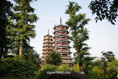 Pagodas no lago Shanshu. . 