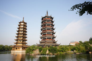 Pagodas no lago Shanshu. . 