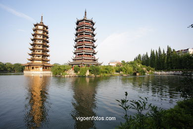 Pagodas en el lago Shanshu.. 