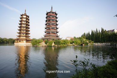 Pagodas no lago Shanshu. . 