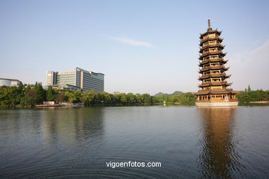 Pagodas no lago Shanshu. . 