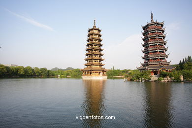 Pagodas en el lago Shanshu.. 