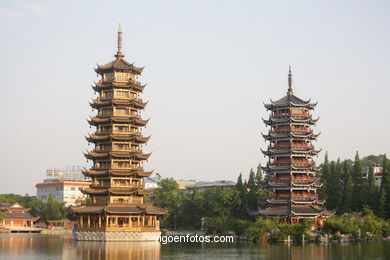 Pagodas no lago Shanshu. . 