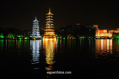 Pagodas en el lago Shanshu.. 