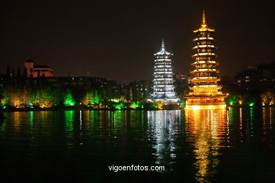 Pagodas no lago Shanshu. . 