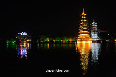 Pagodas no lago Shanshu. . 