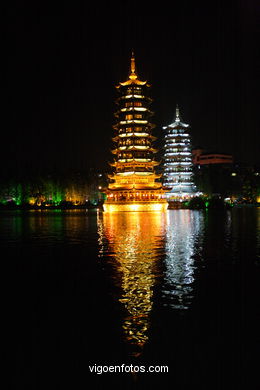 Pagodas no lago Shanshu. . 