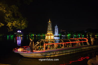 Pagodas no lago Shanshu. . 