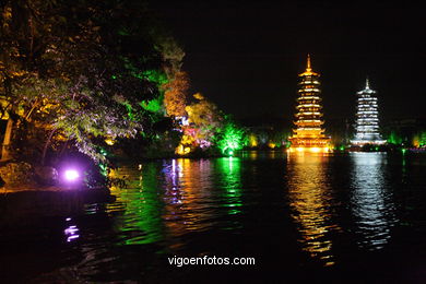 Pagodas no lago Shanshu. . 