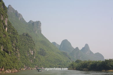 Paisagens do rio Li . 